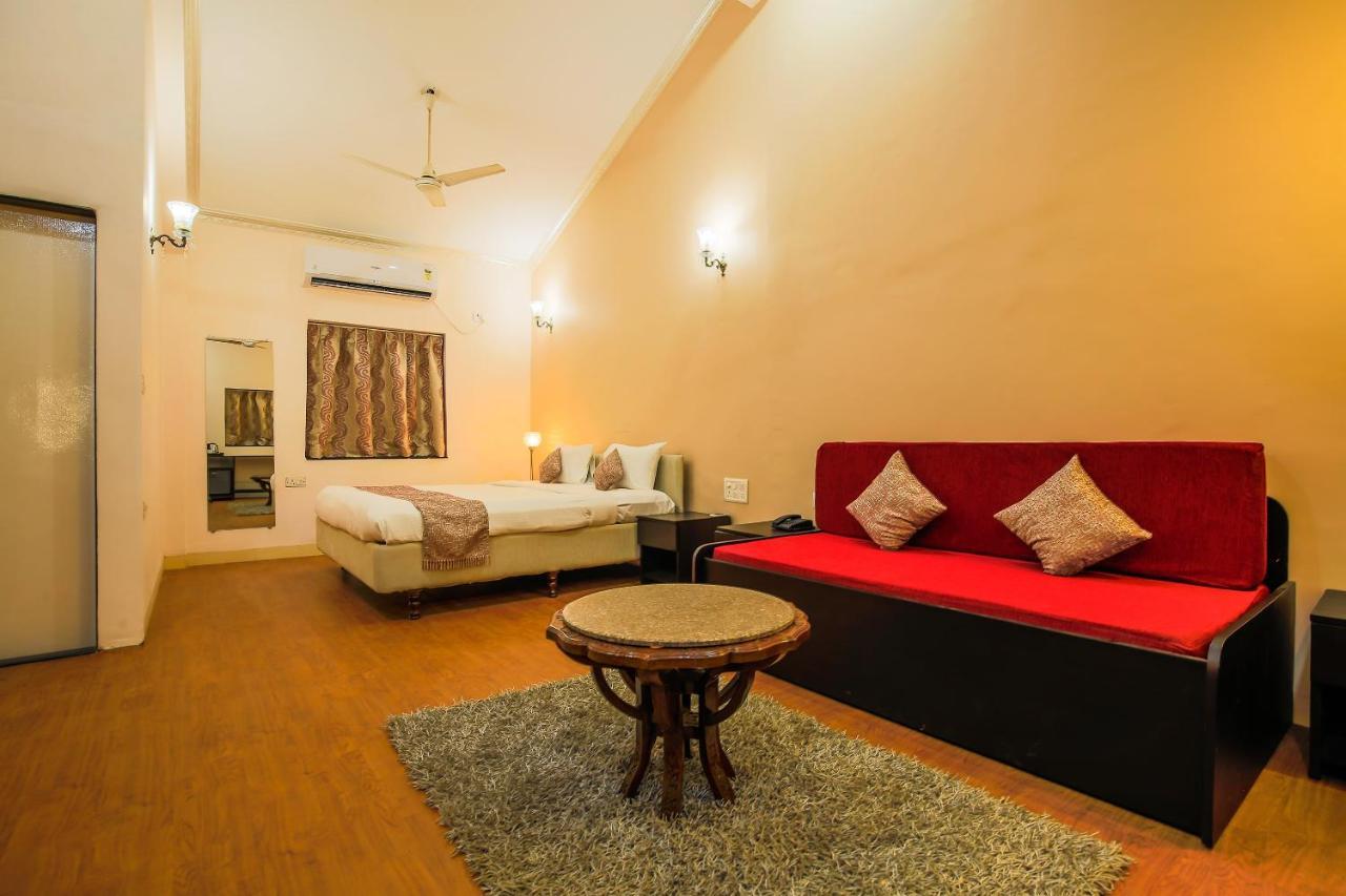 Capital O 22969 The Center Court Hotel Varca Luaran gambar
