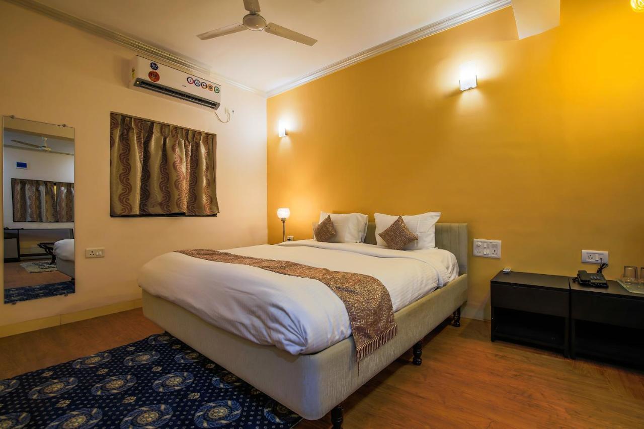 Capital O 22969 The Center Court Hotel Varca Bilik gambar