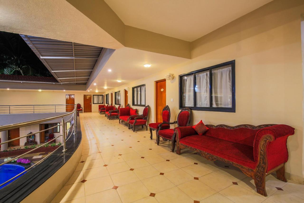 Capital O 22969 The Center Court Hotel Varca Luaran gambar