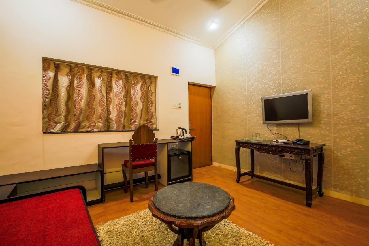 Capital O 22969 The Center Court Hotel Varca Luaran gambar